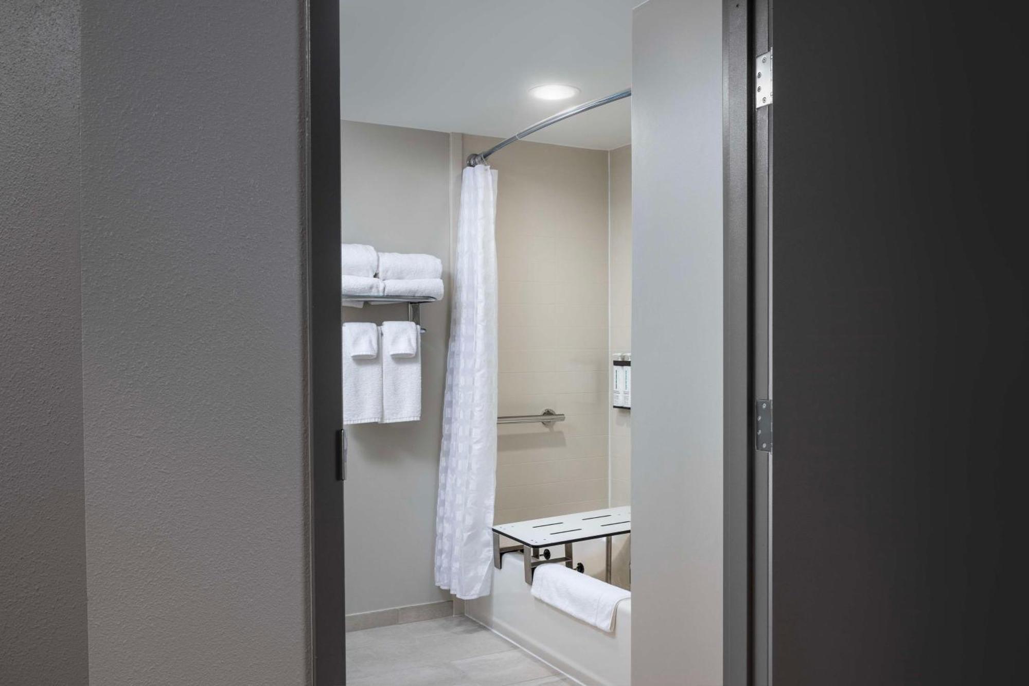 Hyatt Place Detroit/Ютика Екстериор снимка